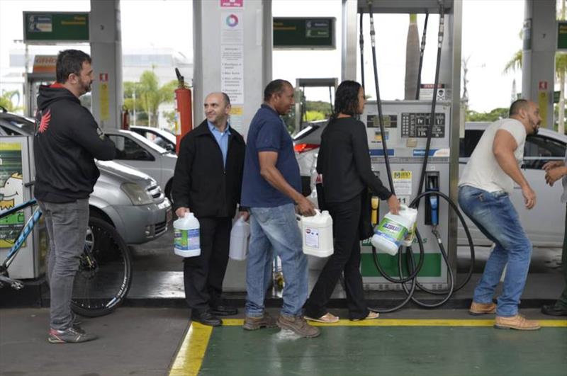Combustível em postos do DF deve acabar totalmente às 16h, diz sindicato